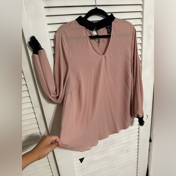 Blush pink Torrid blouse with lace accents - Picture 2 of 4